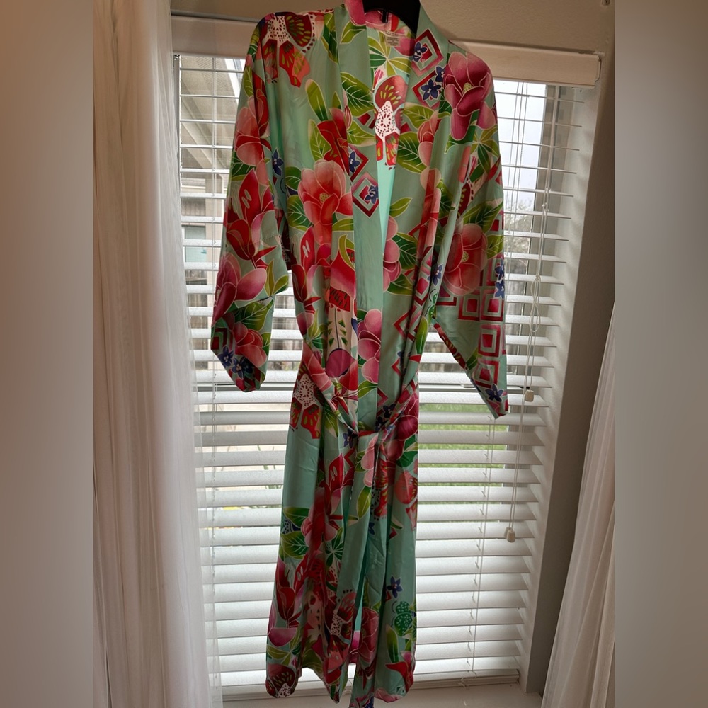 NWOT Natori Star Blossoms robe, medium